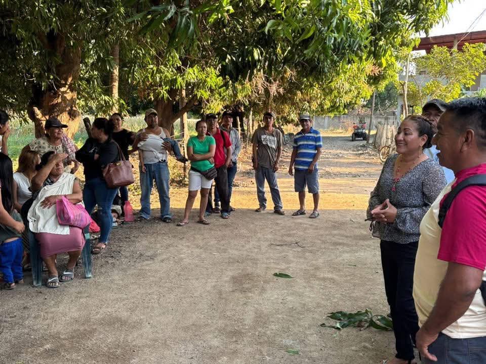 En la comunidad de San Luis Rey junto a la compañera Deisy Nolasco de la casa de gestión de la #SenadoraLuisaCortes en Tehuantepec, se escuchó al pueblo y acordamos trabajar juntos en benéfico de esa bella población.
<a href="/destacar/">ISABEL FERNANDEZ AR</a> Luisa Cortés García