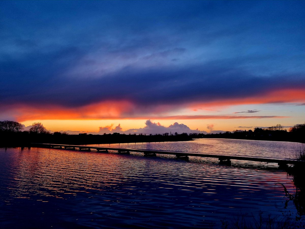 Na wat buien opklaring in zicht. Fijne zondag😀 #zonsondergang