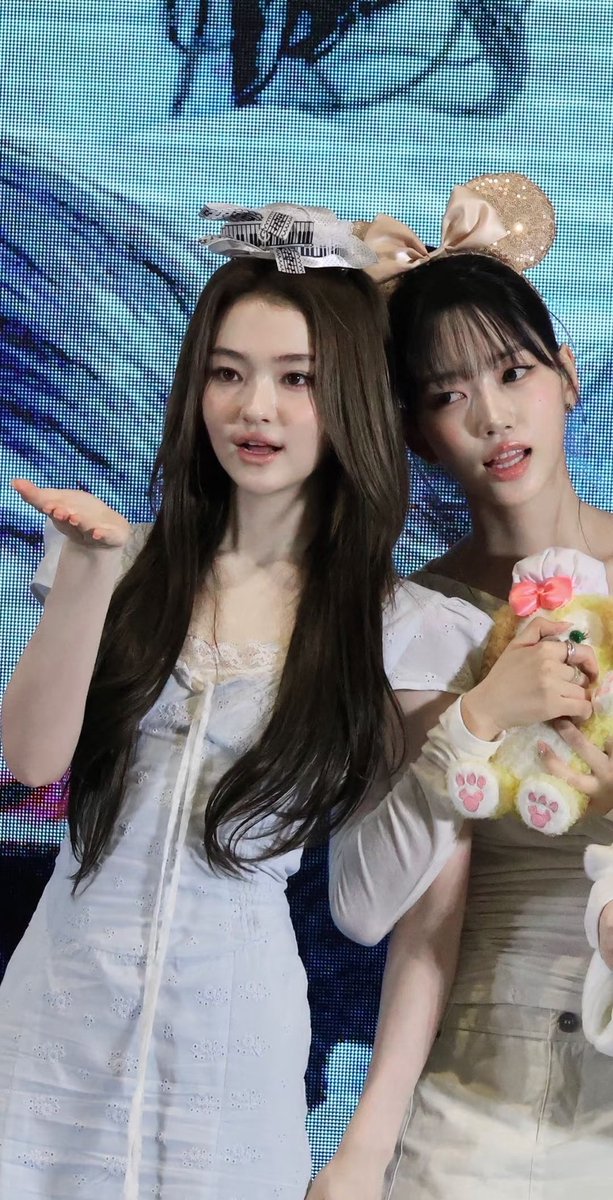EllaGlobals's tweet photo. 260314 Fansign
막내 & 맏언니
#MEOVV #미야오 #엘라 #ELLAA https://t.co/D2H78MIrue