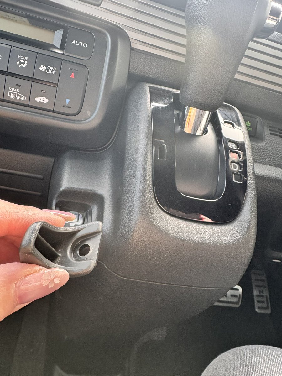 m00ntan's tweet photo. 昨日分の作業がやっと今終わりひとまず終了🛠️🚙
今日予定してた床は次回🛠️
そのついでにやろうとしてたRECAROへの交換もお預け🥲
今回も安定のビス紛失🧚

#N_VAN https://t.co/BhtRHxwR2a