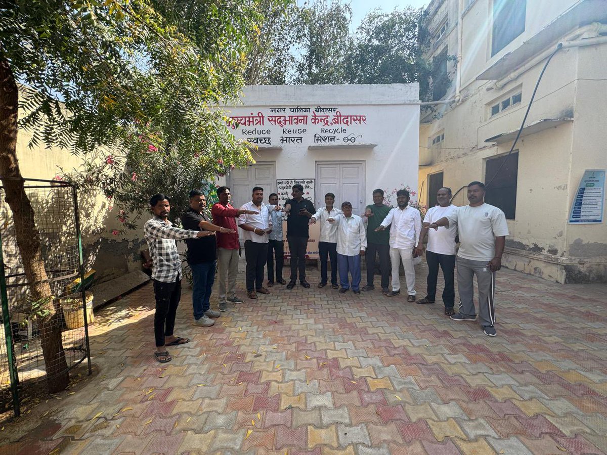 npbbidasar's tweet photo. स्वच्छता सप्ताह के अंतगर्त आज नगर पालिका बीदासर में सिंगल यूज प्लास्टिक का उपयोग नहीं करने की शपथ ली साथ ही मुख्यमंत्री सद्भावना केंद्र(RRR centre)के बारे में बताया गया एव सिंगल यूज प्लास्टिक  की जगह कपड़े के थेले का उपयोग करने की अपील की @LSG_Rajasthan @SwachhBharatGov @SmdsbmU https://t.co/Amr7nEXxYa