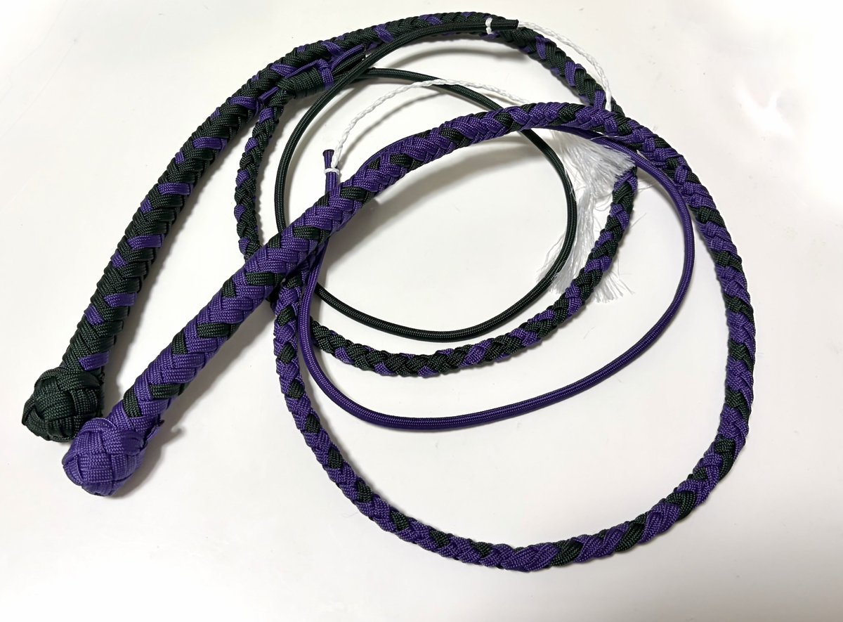 昨日自作鞭完成
毒草、荊イメージの配色の双子鞭

素人作製だから実用的ではないけど
ちっちゃくて持ち運び楽だから
便利なおもちゃになりそう