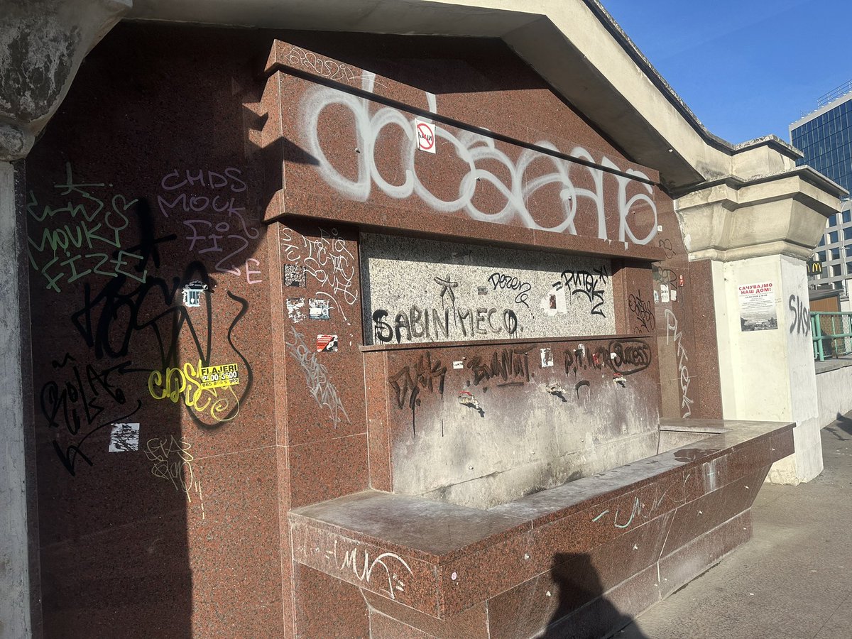 Davno, pre nekih 100 godina, uz pijacu Zeleni venac, neki dobri ljudi su sagradili česmu. Na njoj je bila tabla sa tekstom: “Građanima Beograda Stojković Vojislav-Keka i njegova sestra Vera iz Golemog sela kod Vranja”.
Jadno je i što table od skora više nema i što česma izgleda