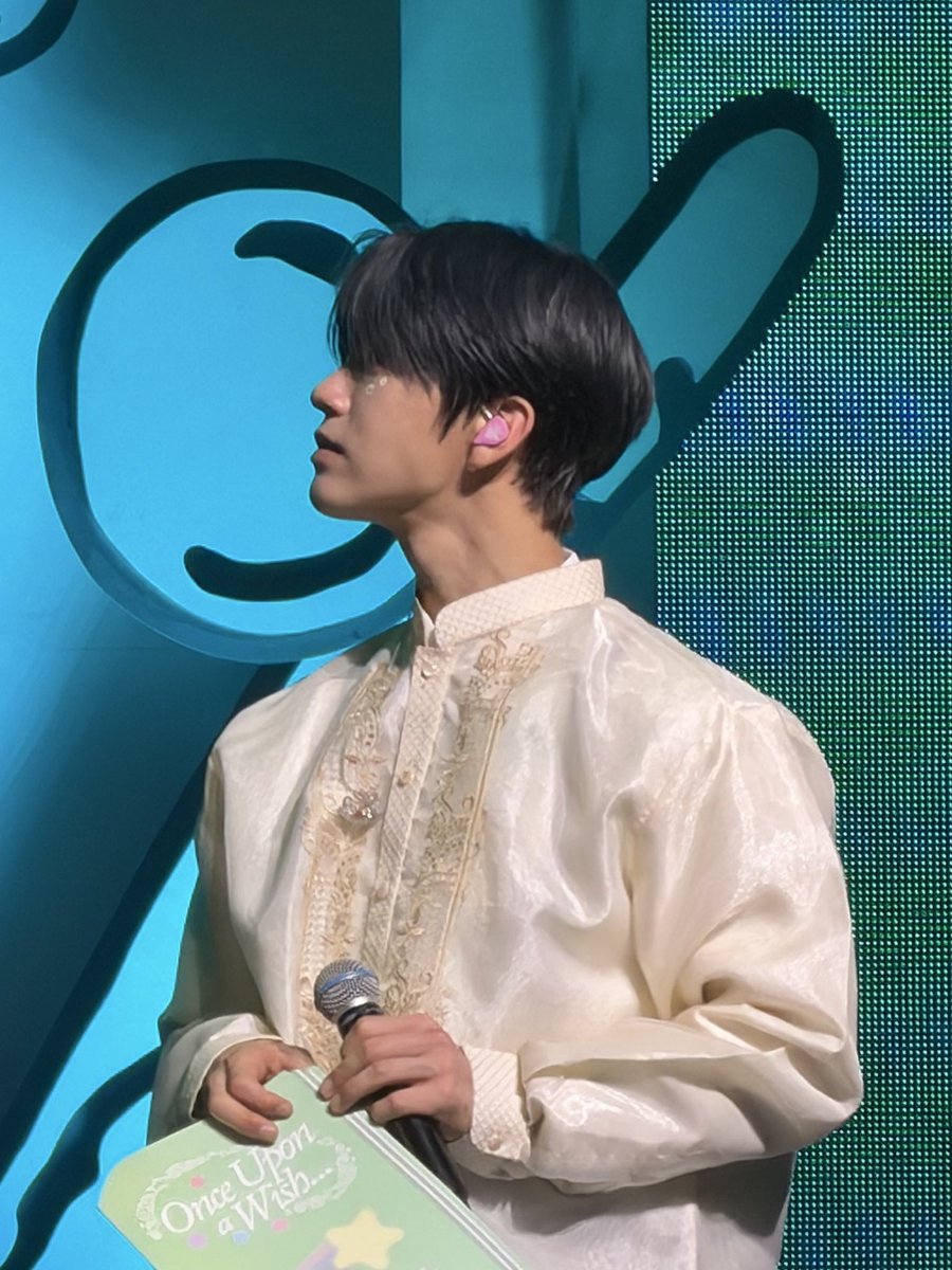 tokkidemaru's tweet photo. jaehee's perfect side profile while wearing barong https://t.co/aD0dJaiUVL