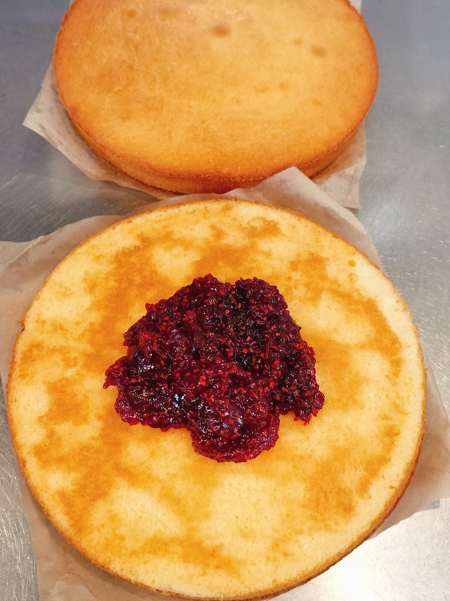 chateaさんのヴィクトリアサンドウィッチケーキは、ラズベリージャムも手作り。ラズベリー、グラニュー糖、レモンとシンプルな材料だからこそ、ラズベリーの風味が引き立ちます💕
#chatea紅茶 #英国展 #伊勢丹新宿店