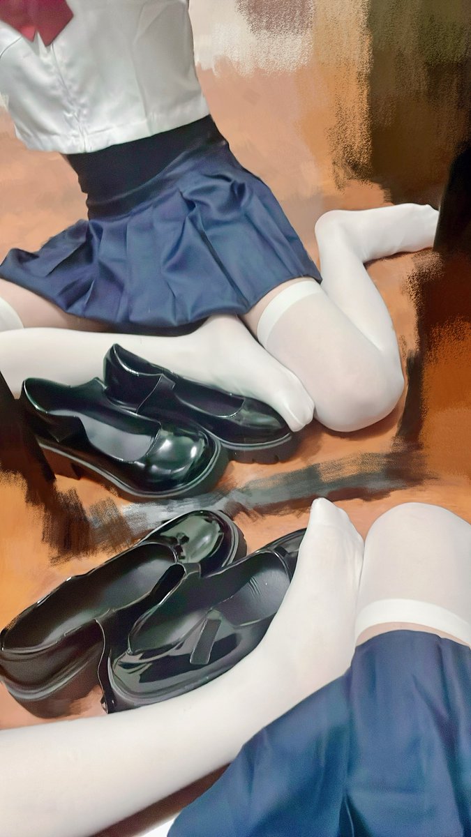 Xinxingggzz's tweet photo. 盘腿~坐~展示！雪糕？
#男娘 #伪娘 #可爱的男孩子 
#白��� #丝袜 #足底 #jk制服 https://t.co/wDo3DyL0Sa