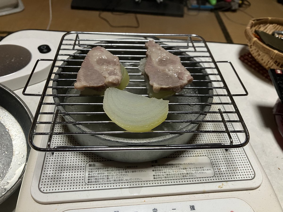 AJICO6's tweet photo. 焼肉ならぬ蒸し肉( ^ω^ )♪
久しぶりに七輪で呑もうかって思ったけど風が強くて(寒いし・・・)
作りながら呑むってイイな♪
なんせ出来立てだもんね╰(*´︶`*)╯♪ https://t.co/G3mtvmOO93