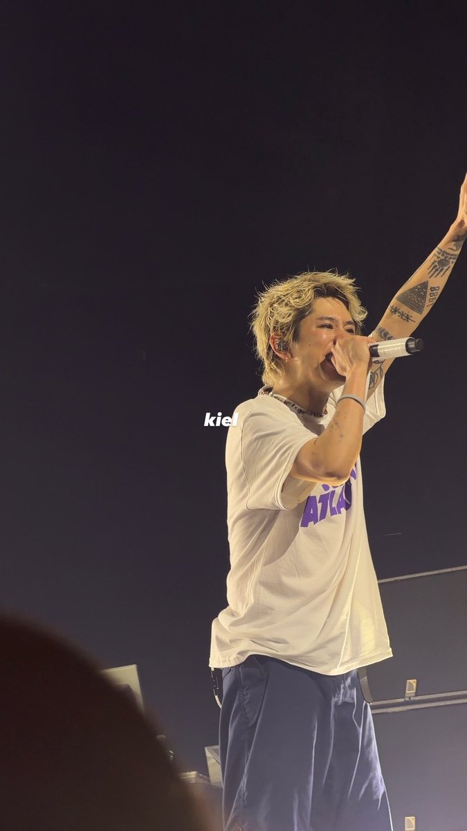 satogru's tweet photo. Okay this is the last post, i guess. 

シドニーに来てくれてありがとう @ONEOKROCK_japan 素晴らしい夜でした <33 https://t.co/6tWk4J2MBh