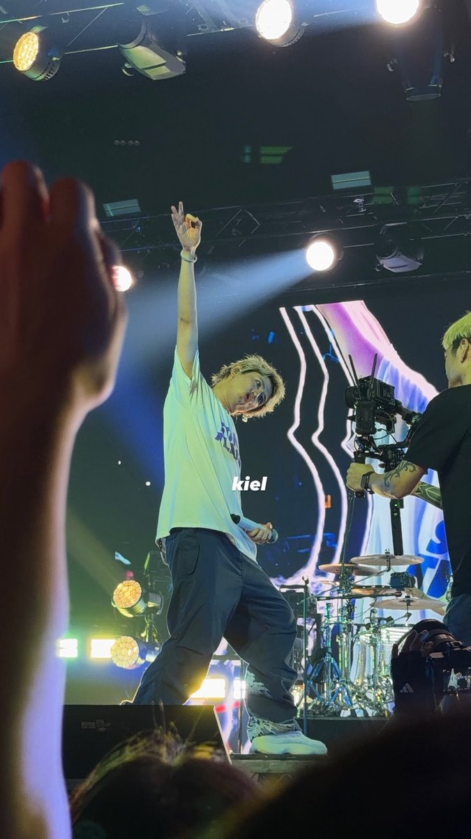 satogru's tweet photo. Okay this is the last post, i guess. 

シドニーに来てくれてありがとう @ONEOKROCK_japan 素晴らしい夜でした <33 https://t.co/6tWk4J2MBh