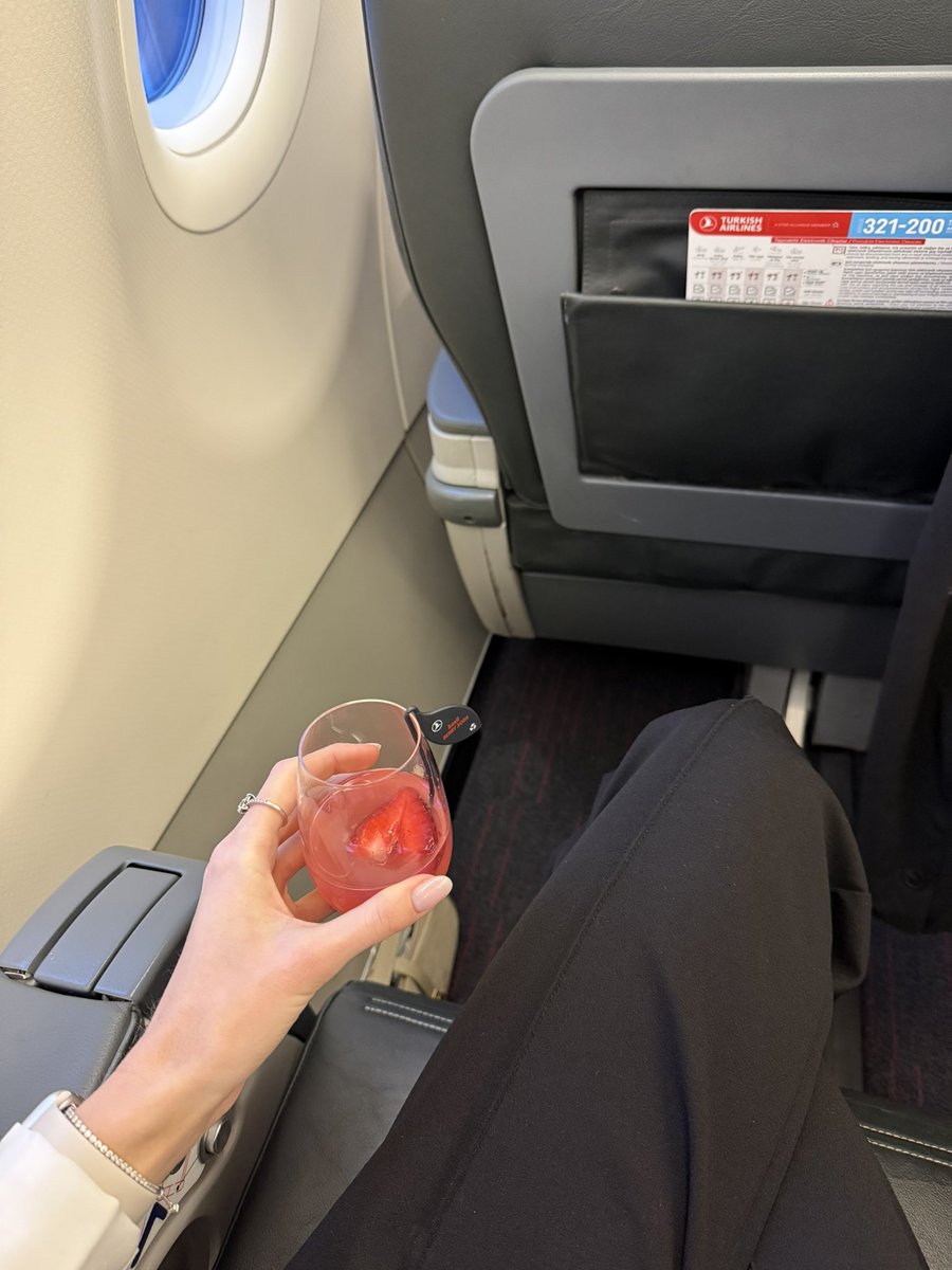 peonyia's tweet photo. Flug 1 von 2 Business Class Check - das ist aber erst der kurze Flug, der zweite ist viel wichtiger… drückt mir die Daumen https://t.co/9au5H2TYJx