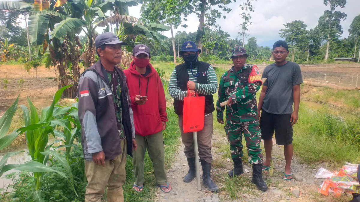 koramilwlg7's tweet image. Serka Arifin (Babinsa Ramil 07/Wlg) bersama Tim S.ID Unhas Makassar Dan ketua Pok Tani, melaksanakan Pendampingan pengambilan sampel tanah untuk Pekerjaan pengerukan Oplah di Desa Lamasi Pantai, Kec. Walenrang Timur, Kab. Luwu.
#kodam #korem #kodim #babinsa