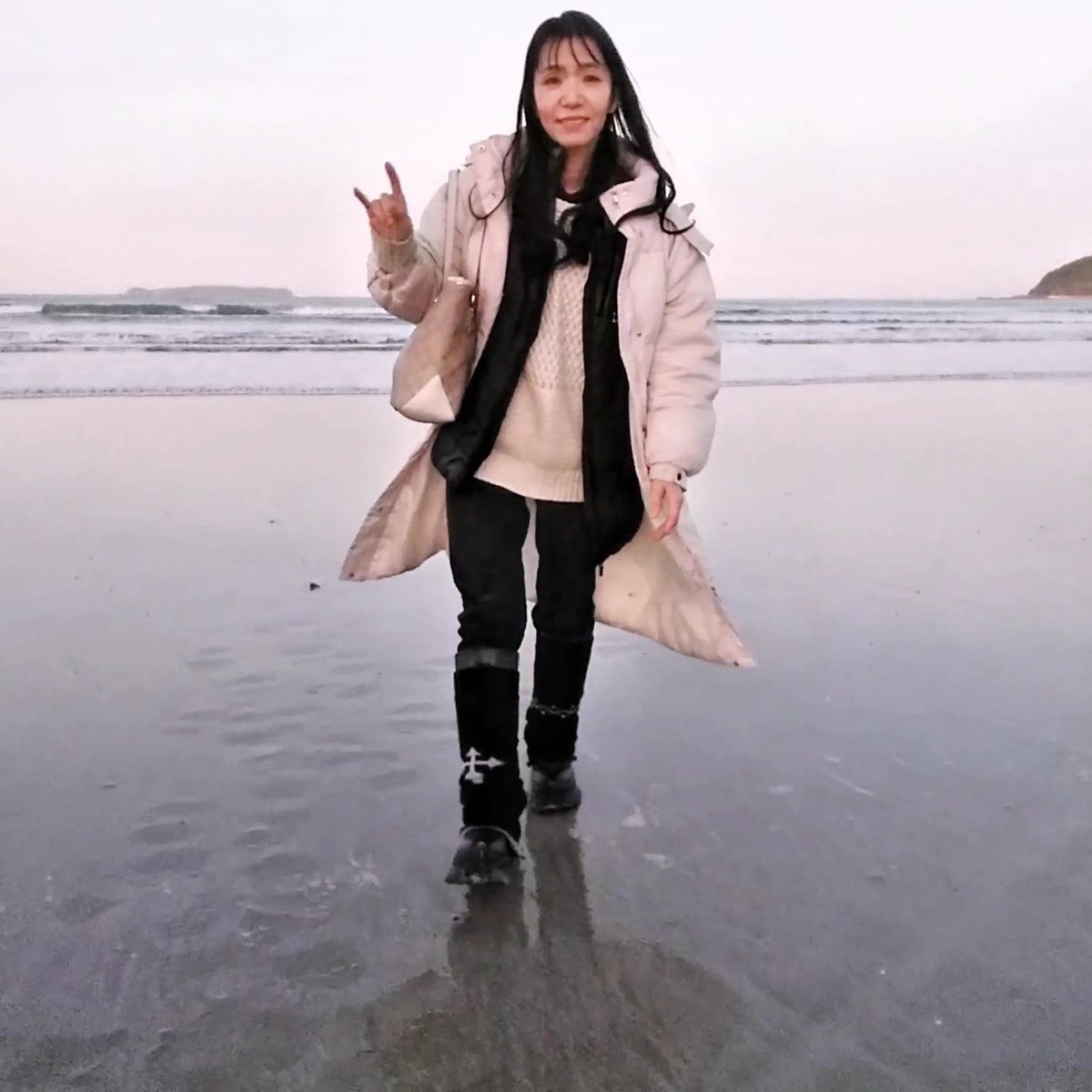 Beautifulsp2008's tweet photo. 先月の祭日に #宮地浜 の #鏡の海 体験してきました🥰　夜明け前の朝焼けに幻想的な世界を体験出来て良かったです🎵😆💞
#ポートレート https://t.co/g00YWiKteK