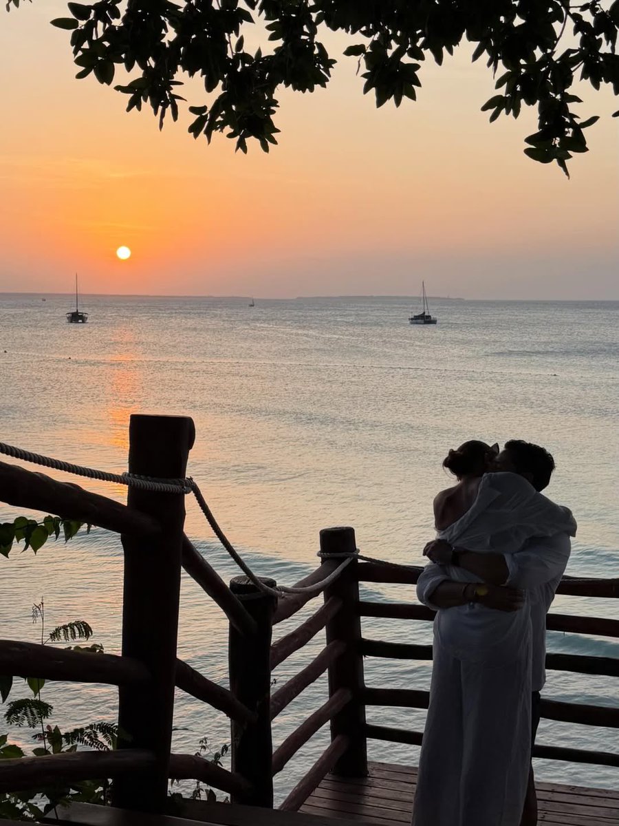 KkunSahNextICT's tweet photo. From the Savanna to "I do." 💍🦁

A 7-day Tanzanian adventure with @TribesGorillaTrekking ended the only way it should have: with a sunset "Yes" on the beach.

📩 info@tribesgorillatrekkingtours.com
📞 +256757291063

#Tanzania #Safari #Travel #Engagement #BucketList #Africa https://t.co/yDUwgZi4ff