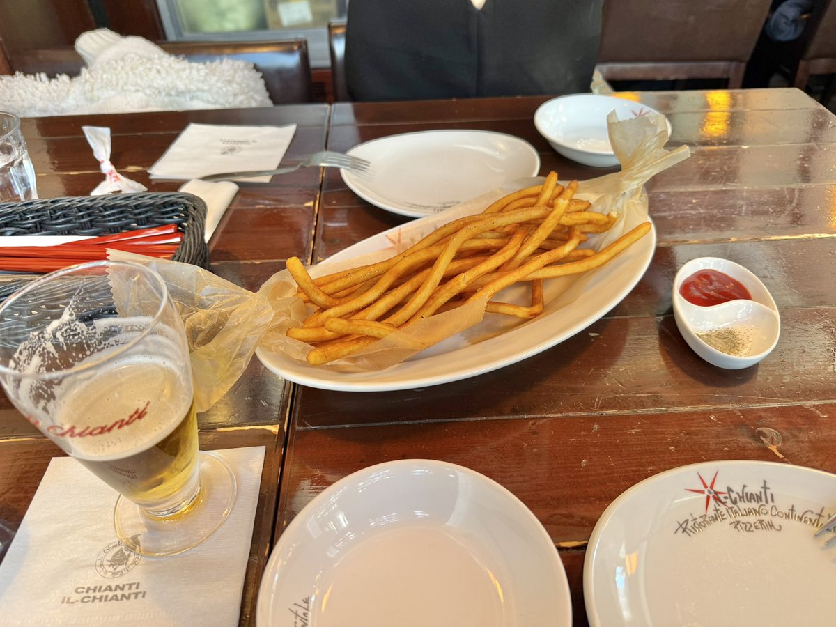 Pikkoloman's tweet photo. 今日は妻の誕生日でイタリアンランチ🍕

あんず&amp;あられと📷✨ https://t.co/Ucje3I2BRg