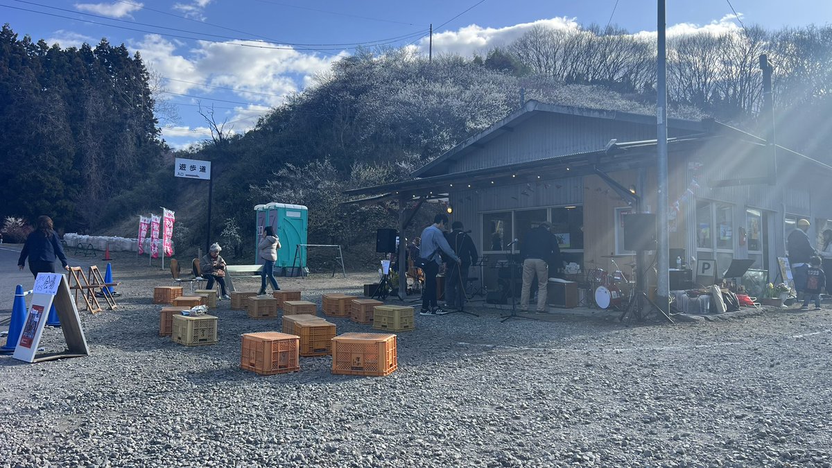 analogokok's tweet photo. 梅林がいい香り
若者が集って歌った
雲雀も鳴いた
愛犬は喜んでいた
春の日 https://t.co/Pyr0qvxHhQ