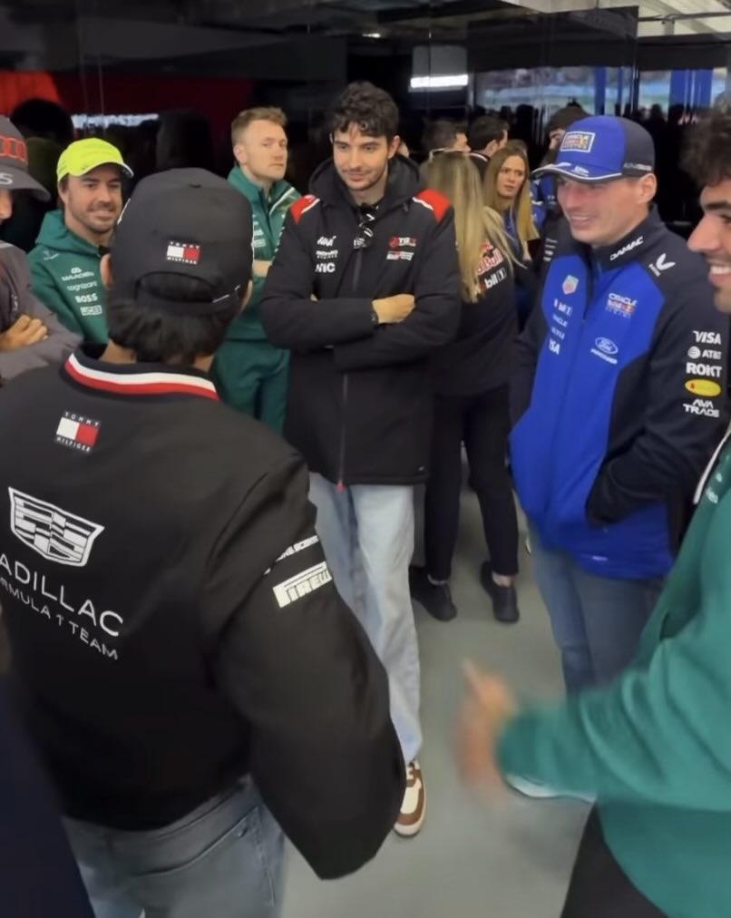 ma_fe79's tweet photo. YA BASTA MAX EMILIAN DEJA DE VER A CHECO ASÍ

#ChineseGP https://t.co/tMEnseheh2