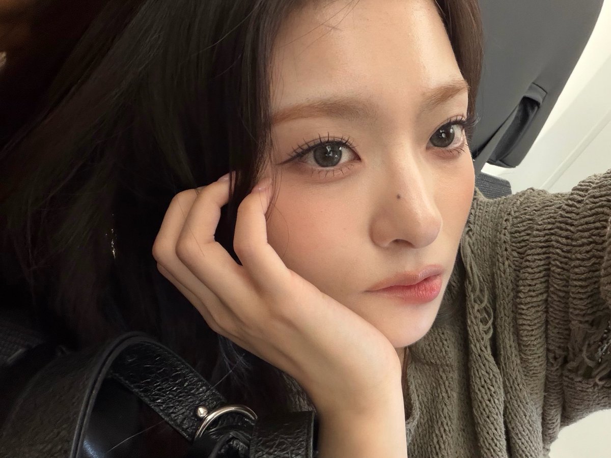 i’m bored, someone steal my attention please!