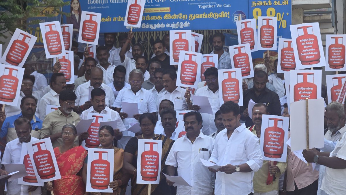 AMSRajkumarUswa's tweet photo. கழகத் தலைவர்,மாண்புமிகு தமிழ்நாடு முதலமைச்சர் @mkstalin   அவர்களின் ஆணைக்கிணங்க,

 மாண்புமிகு தமிழ்நாடு துணை முதலமைச்சர் அன்பு அண்ணன் திரு. @Udhaystalin  அவர்களின் வழிகாட்டலில்,

 சேலம் மத்திய மாவட்ட கழக செயலாளர் மாண்புமிகு சுற்றுலாத்துறை அமைச்சருமான அண்ணன் திரு. @SalemRRajendran  அவர்களின் வழிமொழிதலோடு,

தமிழ்நாட்டைத் தொடர்ந்து வஞ்சிக்கும் ஒன்றிய அரசை கண்டித்து ஆர்ப்பாட்டம்!
சிலிண்டர் தட்டுப்பாட்டை தடுக்க தவறிய NDA அரசை கண்டித்து நடைபெற்ற கண்டன ஆர்ப்பாட்டத்தில் நம் தமிழ்நாட்டு அணியின் முழக்கம்....

#ஸ்டாலின்_தொடரட்டும்
#தமிழ்நாடு_வெல்லட்டும்