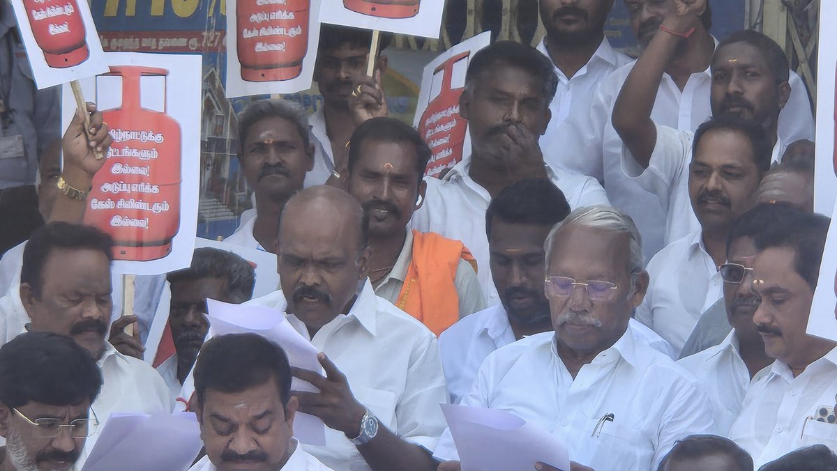 AMSRajkumarUswa's tweet photo. கழகத் தலைவர்,மாண்புமிகு தமிழ்நாடு முதலமைச்சர் @mkstalin   அவர்களின் ஆணைக்கிணங்க,

 மாண்புமிகு தமிழ்நாடு துணை முதலமைச்சர் அன்பு அண்ணன் திரு. @Udhaystalin  அவர்களின் வழிகாட்டலில்,

 சேலம் மத்திய மாவட்ட கழக செயலாளர் மாண்புமிகு சுற்றுலாத்துறை அமைச்சருமான அண்ணன் திரு. @SalemRRajendran  அவர்களின் வழிமொழிதலோடு,

தமிழ்நாட்டைத் தொடர்ந்து வஞ்சிக்கும் ஒன்றிய அரசை கண்டித்து ஆர்ப்பாட்டம்!
சிலிண்டர் தட்டுப்பாட்டை தடுக்க தவறிய NDA அரசை கண்டித்து நடைபெற்ற கண்டன ஆர்ப்பாட்டத்தில் நம் தமிழ்நாட்டு அணியின் முழக்கம்....

#ஸ்டாலின்_தொடரட்டும்
#தமிழ்நாடு_வெல்லட்டும்