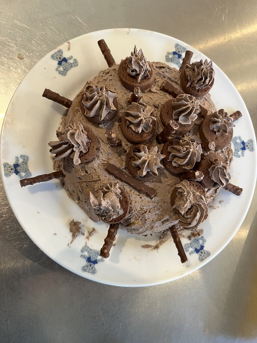 Lu_Froy's tweet photo. 息子氏デコレーションのホワイトデー。今回は出来合いのスポンジとチョコクリームを使用。

私はと言うと、、人生で初めてパウンドケーキを焼いてます。うまくいくかな、、 https://t.co/sAJfbN2C9q
