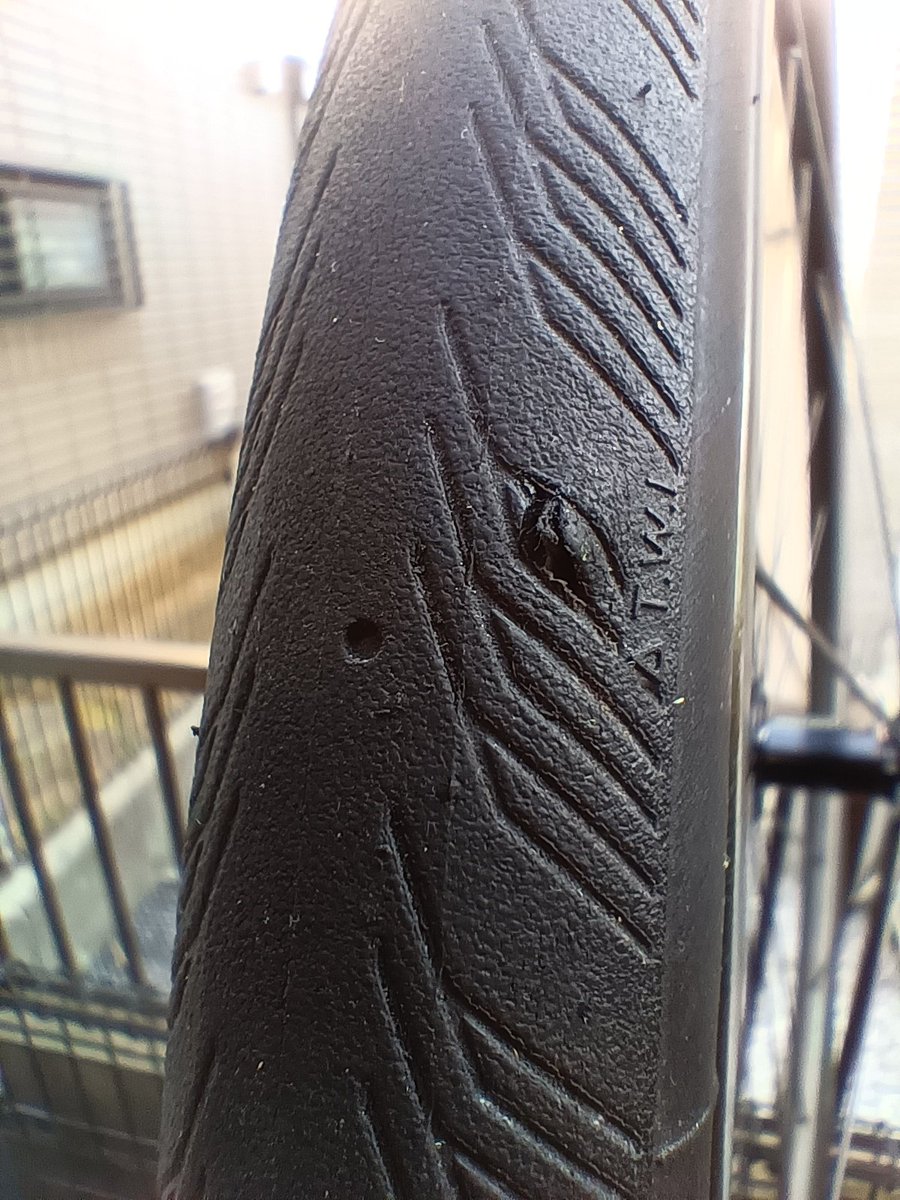 futoshi1129's tweet photo. IRC FORMURA PRO TLR、金ラベルになってから2本続けて同じようなパンク。このトレッドパターンのせい？
#IRC https://t.co/edvnNyJY2Q