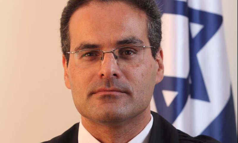 RedRevDanny's tweet photo. אני רוצה להאמין שהבוקר הזה, על אף מה שכתב בשבוע שעבר השופט אלון גביזון מבית המשפט המחוזי בבאר שבע, בנימוקיו לשחרר את בצלאל זיני למעצר בית, רוב עם ישראל מעדיף שלא להשתייך ל"שפיץ של מדינת ישראל", ובין השאר, חס ושלום לא להיות שייך למחנה שעיצב את נפשותיהם של השרה אורית סטרוק ובעלה.
 
להזכירכם.ן. השופט גביזון הטיף לתובעת המשטרתית ואמר לה, "האם גברתי סבורה שאדם שגדל על ברכי הציונות הדתית, השפיץ של מדינת ישראל במערכה והלוואי וכולנו היינו ערכיים כמו הציונות הדתית". עוד הוסיף השופט הנכבד ואמר, "גבירתי באמת מאמינה שאם אשחרר את זיני היום הביתה… תהיה מסוכנות? באמת?? הוא יסכן את מדינת ישראל? לפעמים צריך לעצור ולנשום!"

ברשותכן.ם, הרשו לי לנצל את הבוקר הזה, אחרי לילה לבן שכולנו עברנו, על מנת להסביר מדוע האבחנה הגורפת של גביזון שמתעדפת ומזכה ערכים דווקא למגזר הדתי לאומי, היא מופרכת, מקוממת והפוכה ב 180 מעלות למציאות.

פנייתי אליך כבוד השופט גביזון,  "כן אדוני בהחלט זיני יכול להוות סיכון גדול על אף שיש לו כיפה גדולה על הראש, ציציות בצידי הגוף ועל אף שהוא מניח תפילין ושומר לכאורה תרי"ג מצוות.
אם היית מבין ומפנים את תהליכי ההקצנה שעוברת הציונות הדתית מאז 1967, לא היה נרצח כאן ראש ממשלה וה"ערכיים" מהציונות לא היו נכנסים למסגד וטובחים בעשרות פלסטינים כולל נשים וילדים, הם לא היו עולים לאוטובוס ויורים בערבים ישראלים, הם חס ושלום לא היו מקיימים טקסי פולחן דתיים מיניים עם ילדים, ולבטח לא היו יורים והורגים את יובל קסטלמן ז"ל, יהודי גיבור שהציל חפים מפשע במהלך פיגוע בירושלים.

ואם אדוני עדיין לא השתכנע שאפילו "צדיקים ערכיים" שגדלו על ברכי רבנים יכולים להוות סיכון, אציג בפני אדוני רשימה די ארוכה ולא מלאה של טרוריסטים יהודים:

1980 - חגי סגל (אבא של עמית), יצחק ניר, נתן נתנזון - המחתרת היהודית, פציעת ראשי הערים שכם ורמאללה בפיגועי מטען.
1983 - מנחם ליבני, ישועה בן-שושן, יצחק גנזביץ' - המחתרת היהודית. 3 נרצחים, סטודנטים במכללה האסלאמית בחברון.
1983 - יונה אברושמי, נרצח אחד, אמיל גרינצוייג בהפגנת שלום עכשיו.
 1990 - עמי פופר, 7 נרצחים, פועלים פלסטינים שעמדו בתחנת הסעה.
1994 - ברוך גולדשטיין, 29 נרצחים, מתפללים מוסלמים במערת המכפלה.
1995 - יגאל עמיר, נרצח אחד, ראש ממשלת ישראל יצחק רבין ז"ל.
1997 - ג'ק טייטל, 2 נרצחים, פלסטינים (נהג מונית ורועה צאן).
2005 - עדן נתן-זאדה, 4 נרצחים, נוסעי אוטובוס ערבים בשפרעם.
2014 - יוסף חיים בן דוד, נרצח אחד, הנער מוחמד אבו ח'דיר.
2015 - עמירם בן אוליאל, 3 נרצחים כולל תינוק, בני משפחת דוואבשה בדומא, נשרפו בעודם בחיים.
2015 - ישי שליסל, נרצחת אחת, שירה בנקי ז"ל.
2023 - אביעד פריג'ה, נרצח אחד, יובל קסטלמן ז"ל.
2023 - יחיאל אינדור (חשוד), נרצח אחד פלסטיני, קוסאי מעטאן בבורקה.
אוגוסט 2024 - מתנחלים (פשיטה בכפר ג'ית), נרצח אחד פלסטיני, רשיד עבד אל-קאדר סדה.
אוקטובר 2024 - מתנחלים (ירי במהלך מסיק), נרצחת אחת, חנאן עבד אל-רחמן אבו סלאמה.
מרץ 2026 - מתנחלים (התקפה על חווארה), נרצח אחד פלסטיני, סאמח אקטש.
מרץ 2026 - מתנחלים (פשיטה על כפר תורמוס עיא), 2 נרצחים פלסטינים תושבי הכפר.
מרץ 2026 - מתנחלים (עימותים באזור חווארה), 2 נרצחים פלסטינים שנורו במהלך פשיטה על אדמותיהם."

אז מתברר שגם השופט גביזון הוא לא שפיץ, ממש לא העיפרון המחודד בקלמר, הטיעונים שלו לשחרור את בצלאל זיני למעצר בית הם פשוט ביזיונים, מופרכים, מגוחכים ולא סבירים בעליל.
אולי טיעוניו הטיפשיים קשורים להיותו חובש כיפה ואולי קשורים לאיזושהי מגמה רווחת של שופטים להתחנף לשלטון ולהבטיח את מקום עבודתו ופרנסתו.
גם לא מן הנמנע שטיעוניו הבילתי סבירים לשחרורו של זיני, קשורים למבנה אישיותו, רצונו להתבלט ולהיות חריג ושונה.
בשנת 2022 עלו נגדו תלונות מצד שופטים ועובדים על התנהלות ניהולית שנתפסה כהתעמרות.
התלונות כלפי גביזון גרמו למשבר פנימי במערכת המשפט בדרום ואף על פי כן הוא לא הועמד לדין ולא ננקטו נגדו צעדים משמעתיים חמורים. בשנת 2023 קודם לבית המשפט המחוזי בבאר‑שבע, גם שר המשפטים לוין אישר את מינויו, אלא מי.

באמת איני יודע את התשובה באשר להחלטתו, נקרא לה הפגומה והמעוותת, של השופט גביזון, מה שאני כן יודע, החלטתו של גביזון לפסול על הסף מסוכנותו של נאשם בגלל השתיכותו למגזר כזה או אחר או בגלל שהוא אחיו של ראש השב"כ, היא פשוט החלטה שהופכת את החוק לחוּכָא וְאִטְלוּלָא.

אני רוצה להאמין שבבוקר הנורא הזה, המוני א.נשים שמשתייכים למחנה של הציונות הדתית מתביישים בהשתייכותם ויותר מכך, עושים חשבון נפש עמוק איך המחנה הזה הקצין והפך לחממה של רוצחים גזעניים צמאי דם ועיר מקלט לסוטים מופרעים.