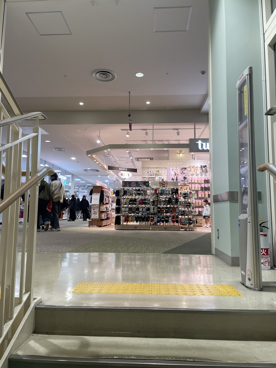 nana_70227's tweet photo. イオンのガチャガチャ近くの階段で、ラババン拾いました！！！
誰か心当たりある人いませんか！！！！
階段につけてます！！！！！！

 #Vaundy 
 #Vaundyドームツアー 
 #Vaundy_SILENCE https://t.co/AFWiSbjUvw