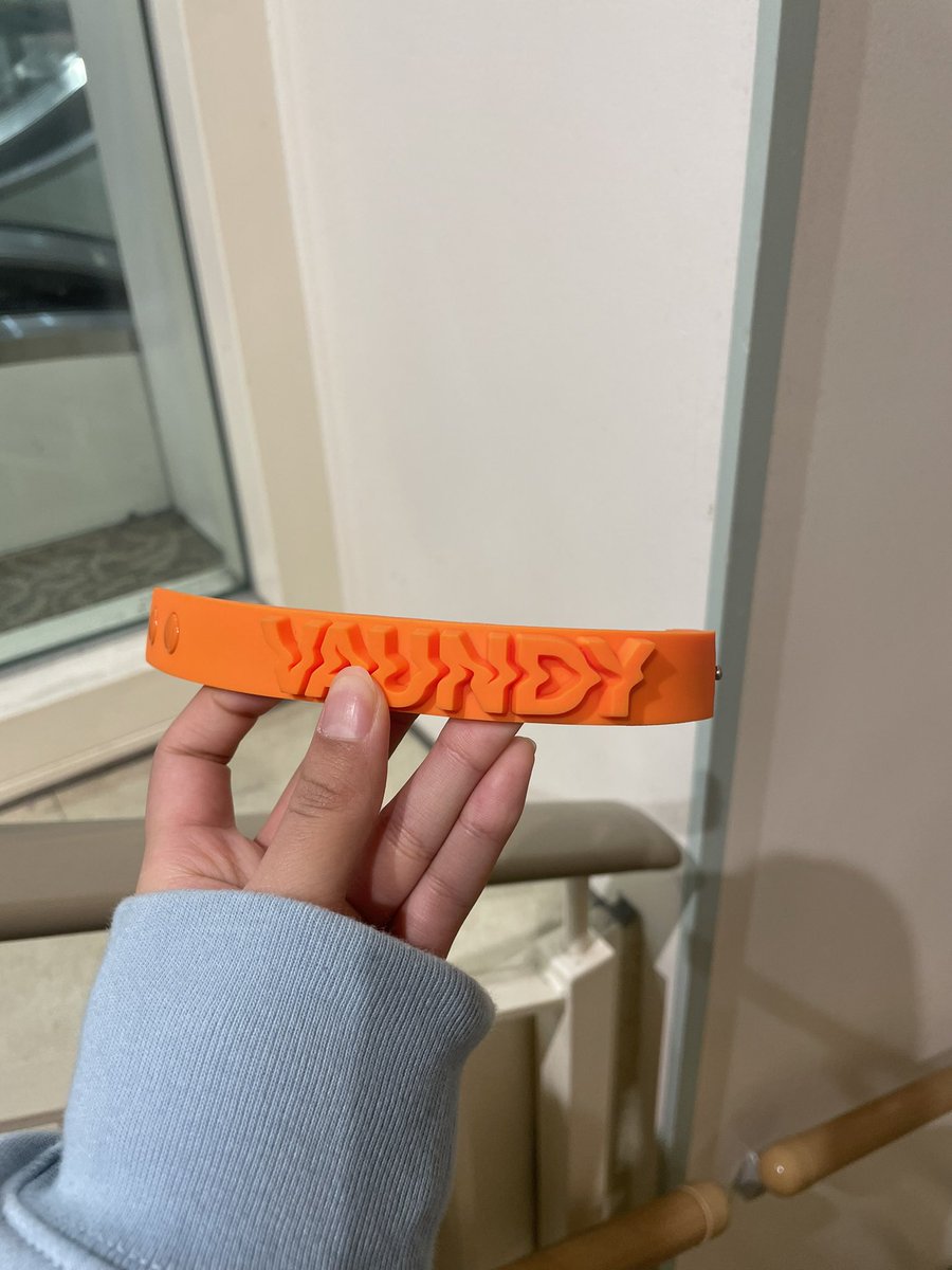 nana_70227's tweet photo. イオンのガチャガチャ近くの階段で、ラババン拾いました！！！
誰か心当たりある人いませんか！！！！
階段につけてます！！！！！！

 #Vaundy 
 #Vaundyドームツアー 
 #Vaundy_SILENCE https://t.co/AFWiSbjUvw