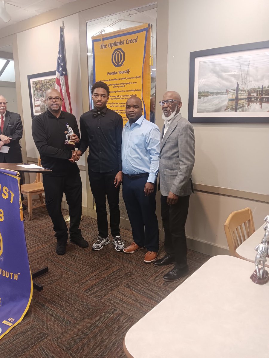 ChickasawHoops's tweet photo. Chickasaw Basketball 🚨 
Mobile Optimist Club Basketball 1A-4A
Player of the Year- Sy Gilmore
Coach of the Year- Ricky Ruffin https://t.co/g0hYO8w2Zu