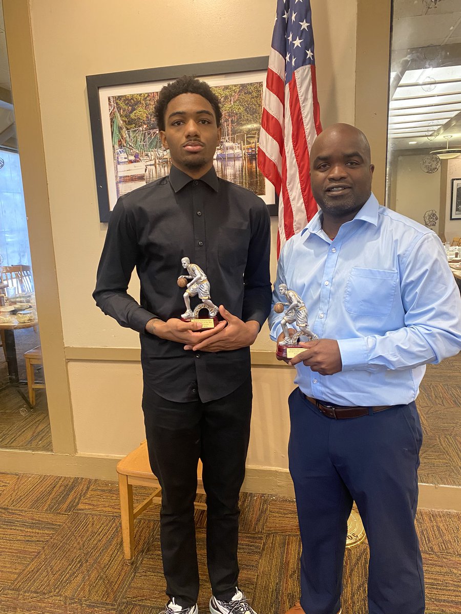 ChickasawHoops's tweet photo. Chickasaw Basketball 🚨 
Mobile Optimist Club Basketball 1A-4A
Player of the Year- Sy Gilmore
Coach of the Year- Ricky Ruffin https://t.co/g0hYO8w2Zu