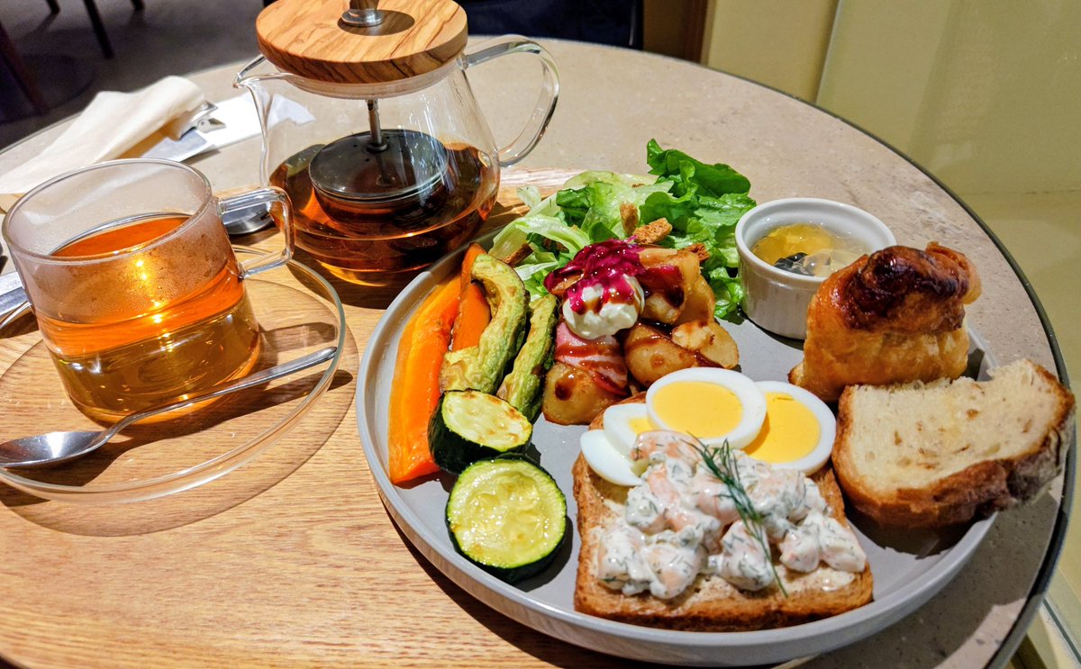 天王寺のmlsb展行ってきました。マクカトはやはりデカかった。見つめ愛アクスタ買ってきた。ランチのお供にマクカト添えで。