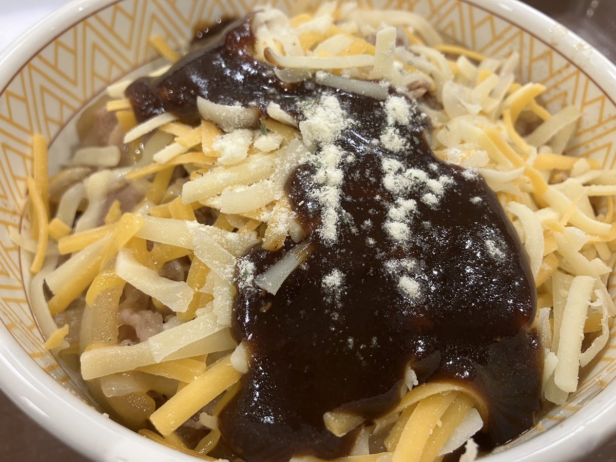 こいつはすき家のデミグラスチーズ牛丼だよ。
チーズ牛丼と同じ価格だが、高級感があるね。
個人的にはよく混ぜて食うのがオススメだ(嫌がる人もいるので周囲に注意)
大手事務所のカードがオマケで付いてきたよ。
ちょっぴり恥ずかしくてまだ開けてない。