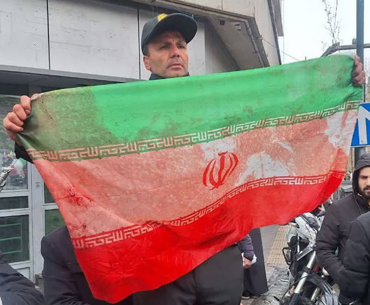 ای پرچمت ما را کفن 
ایران من ایران من
این پرچم از دست یک شهید به شهیدی دیگر می رسد ..اینجا #ایران است