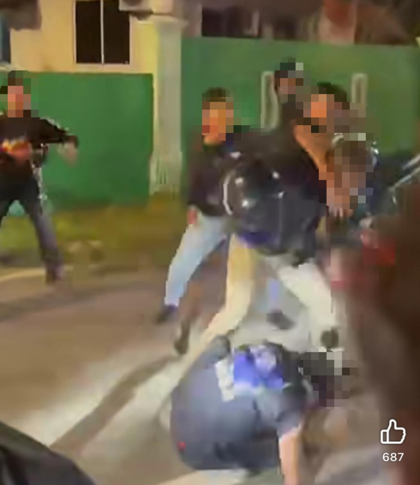 SinarOnline's tweet photo. Mat motor 'bertempur' depan masjid waktu sahur, seorang terkulai dihentak topi keledar
Sekurang-kurang 20 invididu terbabit dalam insiden pergaduhan itu.
Artikel: https://t.co/HBLkDnQijP
#SinarHarian #beritaterkini #matmotor #pergaduhan #masjid https://t.co/qYVURxpj0O