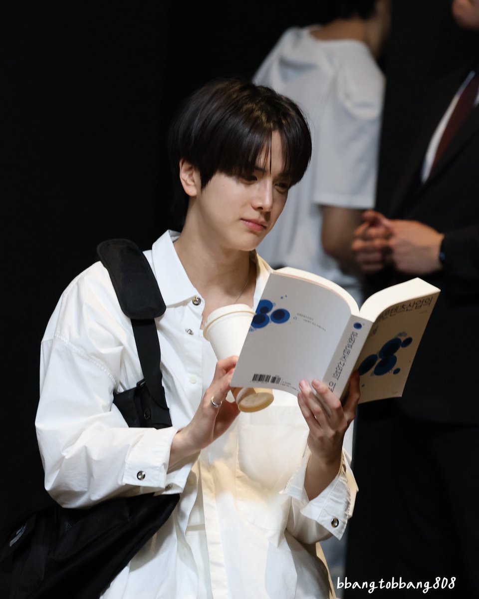 260314 위드뮤

전공책 읽던 영훈선배와 눈마주쳤더니
웃어주신 썰 푼다,,,
#영훈 #YOUNGHOON #더보이즈 #THEBOYZ