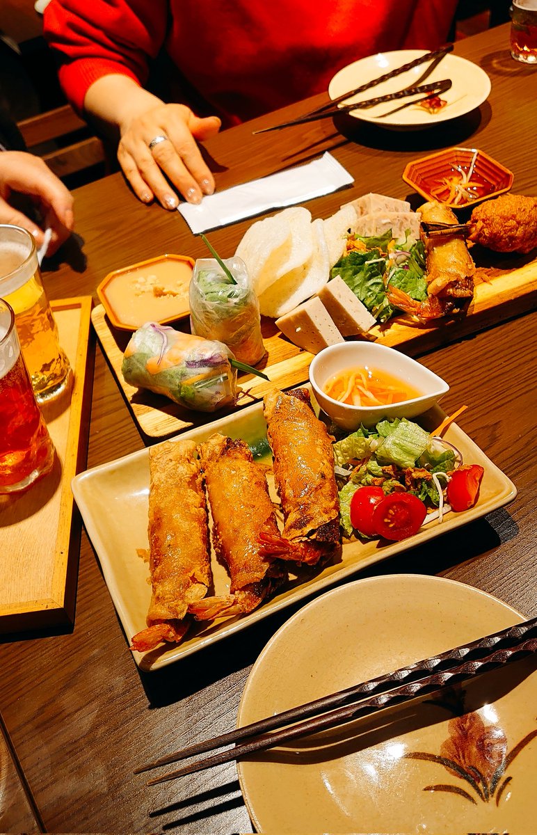 somethingIliked's tweet photo. 仲間と歌練のあと見つけたベトナム料理店「Le Mekong」さん🇻🇳
パクチー苦手な人にもOKなクセのないお味🌸だけど、添えてあるタレがどれも美味しい🌿店員さんも可愛かった〜🌼 https://t.co/KZ4AaNnE5C