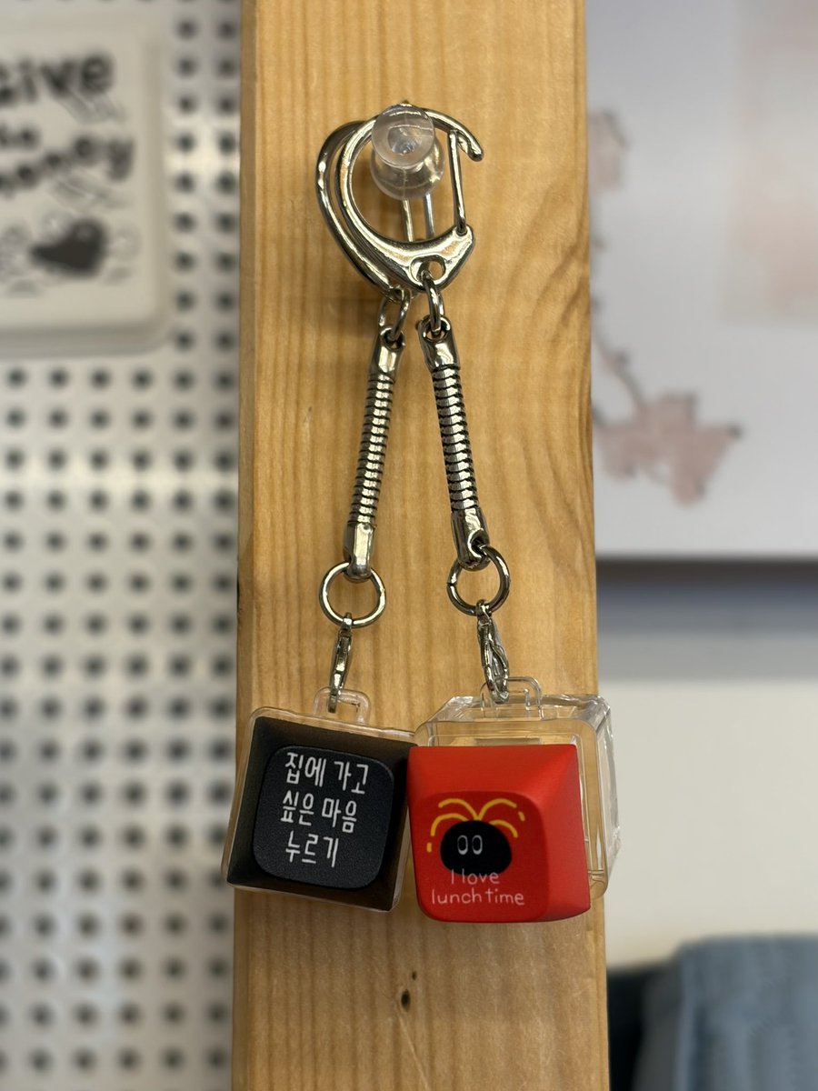 📍오브젝트 서교점

한 번 들어가면 구경 오백시간 하고 온다고 장담함
1층은 매번 바뀌는데 인스타에서 자주 챙겨보던 saraobject 작가님 전시 진행중 .ᐟ.ᐟ 좋아하는 작가님 자만추해서 신나서 스티커랑 키링 데려왔어요 ( ⸝⸝ɞ̴̶̷ ｡ ɞ̴̶̷ ⸝⸝)
귀요미 반지도 같이 💍