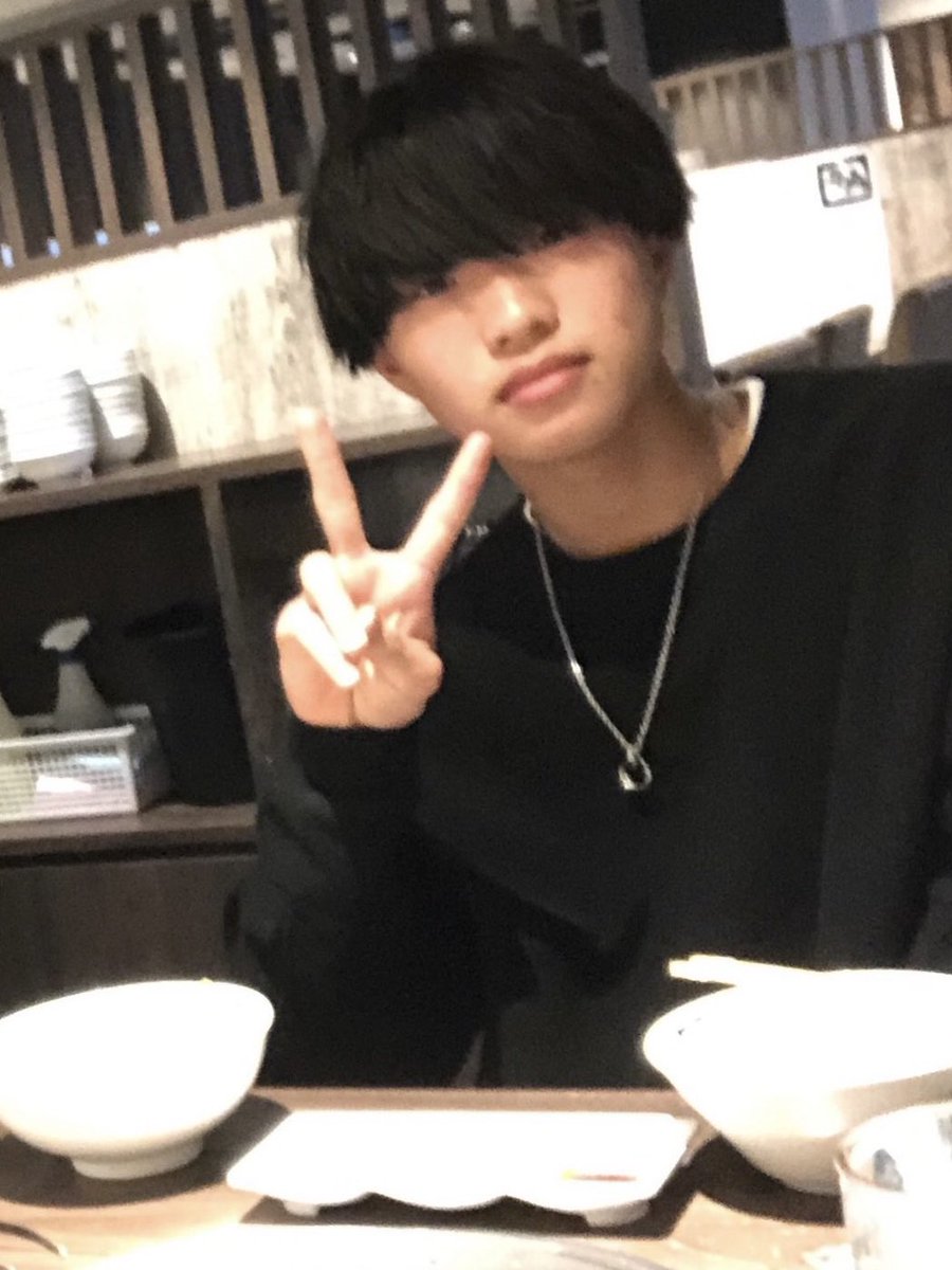 advantage_tt's tweet photo. 2年　ゆうき（経済）

サー席（11号館食堂）の主ゆうき😪
授業を受けているのか心配になる程サー席に常駐している🧐
そんな彼は軟式出身でポーチに出るのが上手く、コースもえぐいとこを突いてくる💦
最近は筋トレも頑張っているらしく、とにか���有意義な大学生活を送っているようだ💪

 #春から上智 https://t.co/0upQb5LhgA
