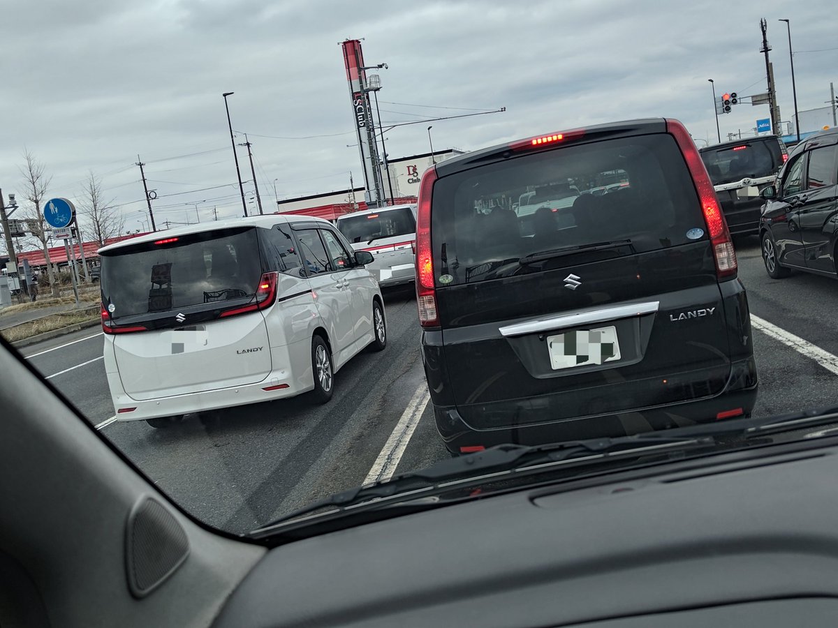 信号待ちしてたら前がランディで、珍し〜とか話してたら真横からまたランディ来てヘンな顔になった🥴

ちな今乗ってるのはE50
こっちもエルグランディ笑とかに改名しちゃう？