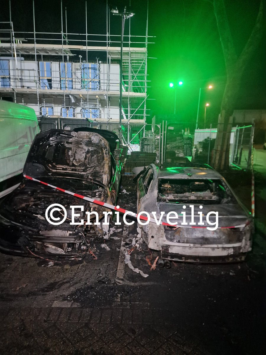 Twee auto's verwoest door brand in Rotterdam