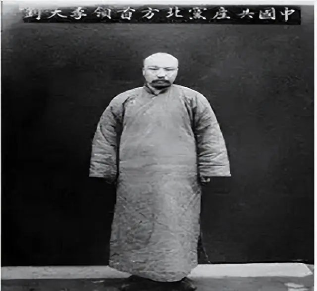 共产国际远东局特工，中共创始人之一，勾结境外反华势力试图颠覆民国，煽颠和寻衅滋事二罪合一。。。。最终被千古罪人他爹下令绞杀。。。。死得其所！