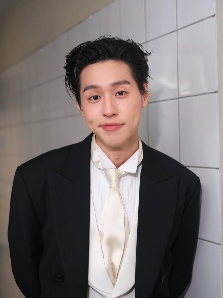 tvpoolsocial's tweet image. ลุคนี้คือที่สุด! 🖤 เมื่อ "บิวกิ้น" ปรากฏตัวในทรงผมใหม่ที่เซตเปิดหน้าผากรับความปัง บอกเลยว่าดาเมจแรงเกินต้าน ใครไหวไปก่อนเลย ทางนี้ขอเติมยาดมด่วน! ทรงนี้ให้คะแนนเท่าไหร่ดี? สำหรับเราคือ 100/10 ไม่หักสักแต้มเดียว! 

#ทีวีพูล #Billkin #บิวกิ้น