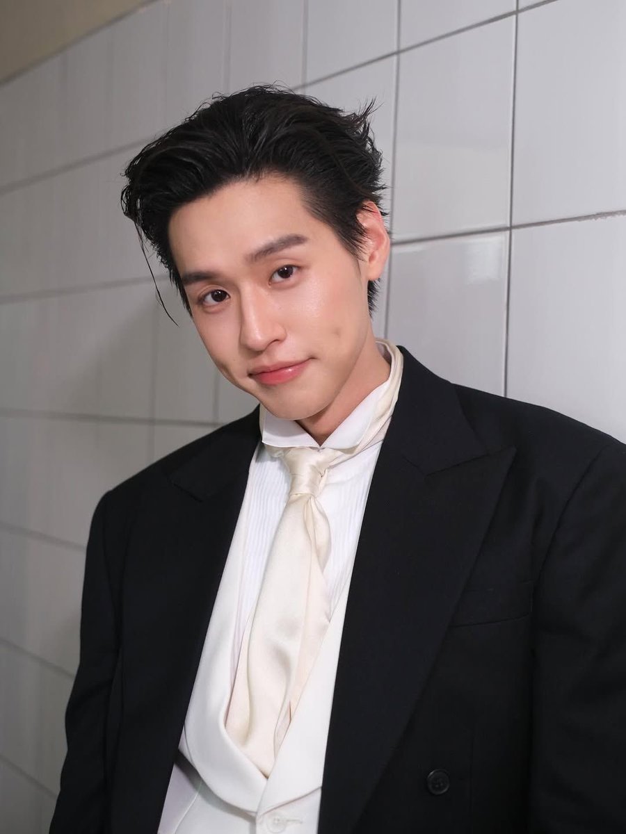 tvpoolsocial's tweet image. ลุคนี้คือที่สุด! 🖤 เมื่อ "บิวกิ้น" ปรากฏตัวในทรงผมใหม่ที่เซตเปิดหน้าผากรับความปัง บอกเลยว่าดาเมจแรงเกินต้าน ใครไหวไปก่อนเลย ทางนี้ขอเติมยาดมด่วน! ทรงนี้ให้คะแนนเท่าไหร่ดี? สำหรับเราคือ 100/10 ไม่หักสักแต้มเดียว! 

#ทีวีพูล #Billkin #บิวกิ้น