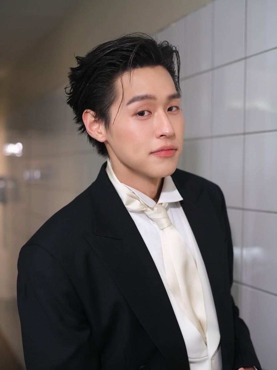 tvpoolsocial's tweet image. ลุคนี้คือที่สุด! 🖤 เมื่อ "บิวกิ้น" ปรากฏตัวในทรงผมใหม่ที่เซตเปิดหน้าผากรับความปัง บอกเลยว่าดาเมจแรงเกินต้าน ใครไหวไปก่อนเลย ทางนี้ขอเติมยาดมด่วน! ทรงนี้ให้คะแนนเท่าไหร่ดี? สำหรับเราคือ 100/10 ไม่หักสักแต้มเดียว! 

#ทีวีพูล #Billkin #บิวกิ้น