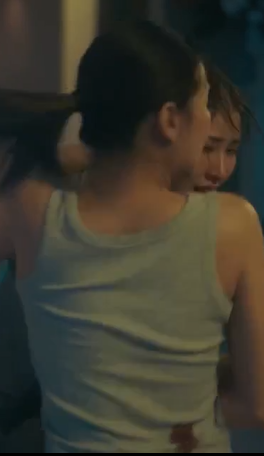 Choco_neechan's tweet photo. if you missed it , our captain got shot here and she's been holding until Vicky gone. Oh i like Captain Than, she make sure Vicky are alright before she pass out 😭the details are insanely good! Don't miss out this sereis!

HEART CODE 
#สืบลับจับใจEP7
#HeartCodeTheSeries https://t.co/OmF1xb6EA1