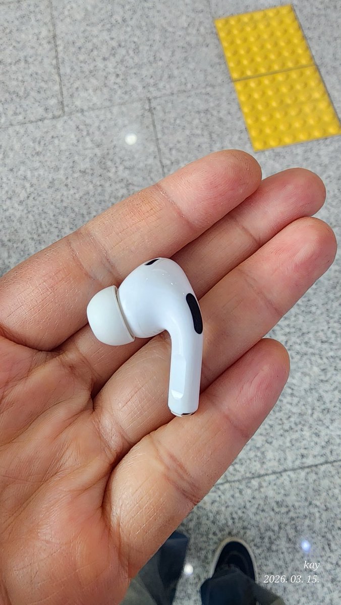 광주 첫콘 나구역에서 요거 주웠어요. 일욜 티켓부스 운영팀에 전달했습니다~