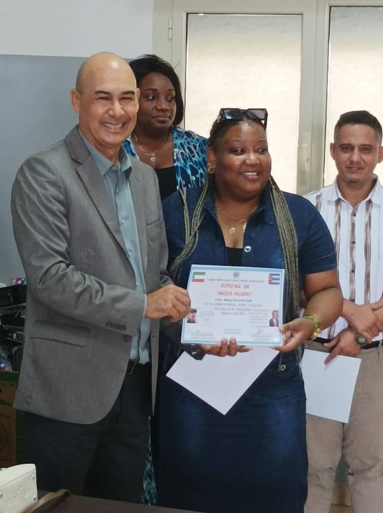 El balance de trabajo de la Brigada Médica en la región continental, realizado en Bata, fue también ocasión para reconocer a colaboradores destacados por su esfuerzo, profesionalidad y contribución a la cooperación médica. #CubaCoopera
