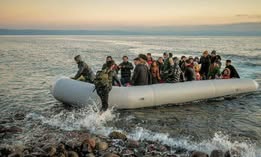 Αυτη η εικόνα αυτή η  ξεφτίλα  δεν θυμίζει απόβαση στα νησιά μας? Η κυβέρνηση δεν εχει τσίπα ντροπής πάνω της να αφήνει να συντελείται μια αντικατασταση πληθυσμού στην χώρα μας?