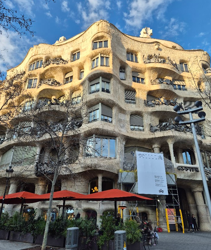 jayaroundworld's tweet photo. 가우디 선생님이 건축하신 카사 밀라(Casa Milà), 별칭으로 라 페드레라(La Pedrera)라고 불리는 바르셀로나에 있는 대표작 중 하나로, 물결처럼 흐르는 외벽과 독특한 철제 발코니가 특징 https://t.co/htS3HRjBKx