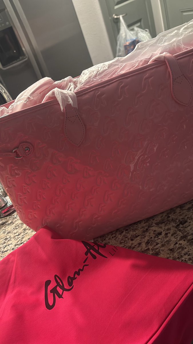 BrattXSxorpioo's tweet photo. meet my baby 💕 #glamaholic #MyOwnTrick https://t.co/1SX7Pd2spM